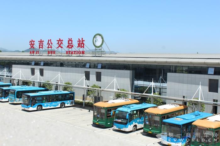 浙江安吉长运汽车运输有限公司总经理张超 张超介绍说,从去年12月开始,35辆银隆纯电动铛铛车被投放在4条线路运营。3条在主城区内运行,每条线路单程约14公里,由25辆8.5米纯电动铛铛车运营,每天运营里程在150公里左右;另外一条线路从安吉城区到乡镇,单程20公里,由10辆10.