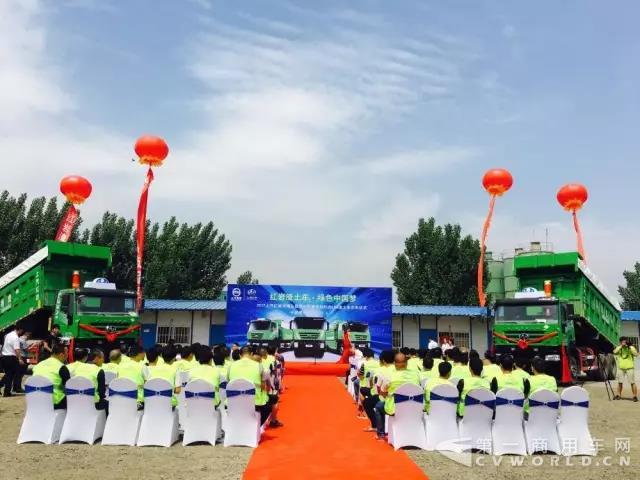 批量红岩LNG新型环保智能渣土车交付郑州，.jpg