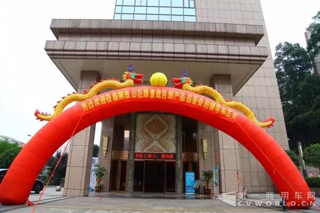 解放中国行】重载自卸领跑重庆，大客户交车助力创赢！.jpg