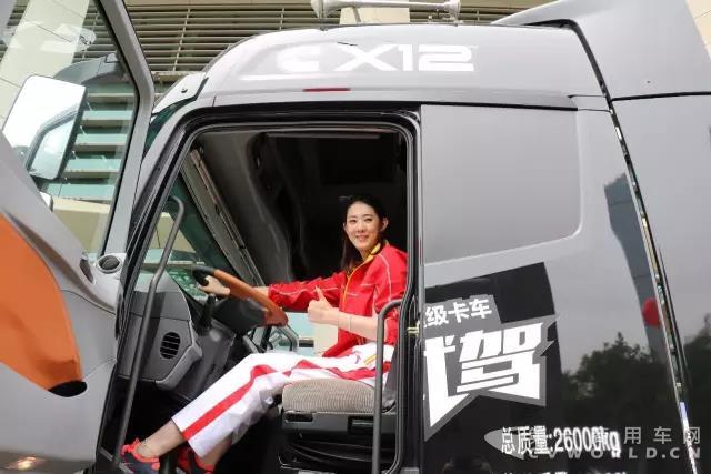 中国女排前世界冠军成员薛明试驾欧曼EST超级卡车】.jpg