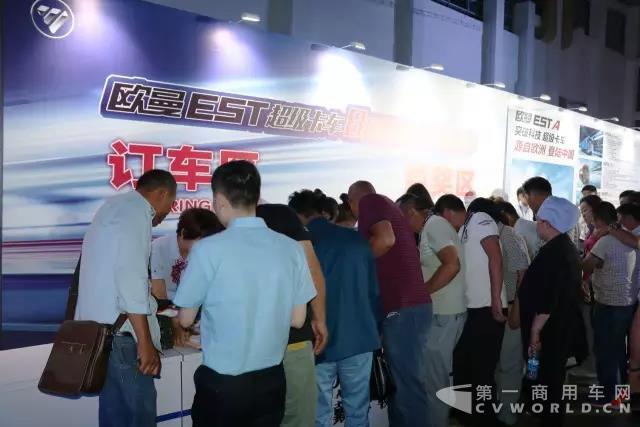 西北地区用户现场抢购欧曼EST超级卡车.jpg