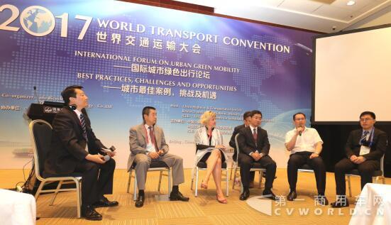 银隆新能源副总裁李贤（右二）能在交流环节上讲话.jpg