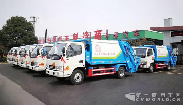 它们是城市清洁精灵，40辆东风轻卡成为重庆街头的一道靓丽风景！1.jpg