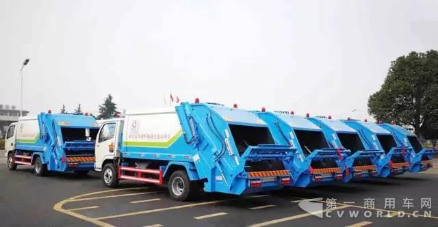 它们是城市清洁精灵，40辆东风轻卡成为重庆街头的一道靓丽风景！3.jpg