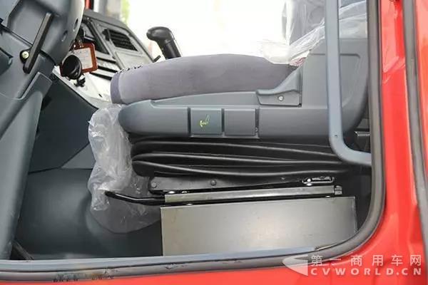 标配气囊座椅，根据人车工程学原理设计，具有高度调整、前后调整、靠背角度调整、座垫角度调整座垫前后调整等功能。.jpg
