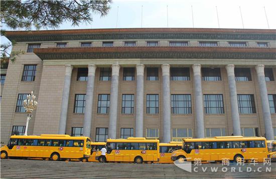 加拿大国际学校再购百辆宇通校车1.jpg