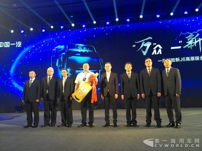 西南第一万辆用户领取车钥匙.jpg