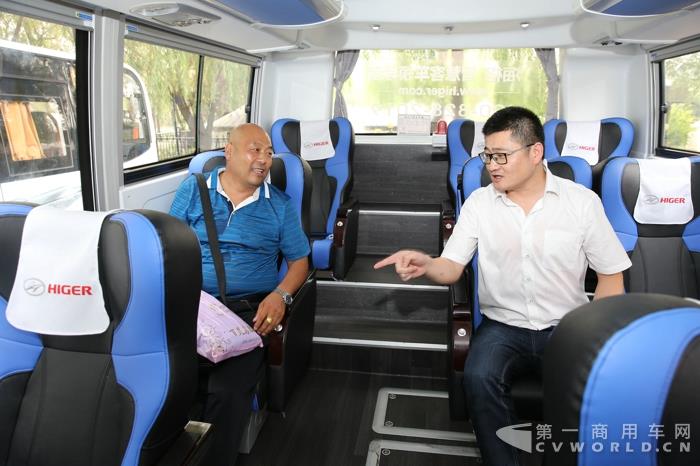 嘉宾们试乘体验海格客车.jpg