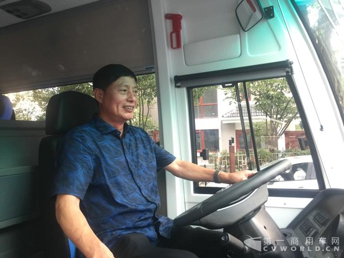 建德新安江长运董事长吕根来体验海格海豹客车.jpg