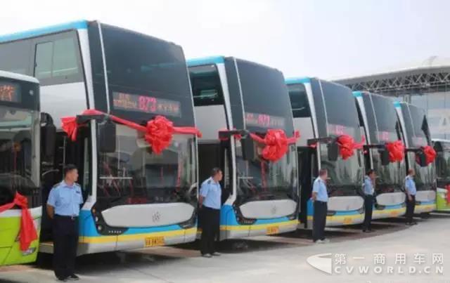 银隆双层公交车挺进北京“夏都”1.jpg