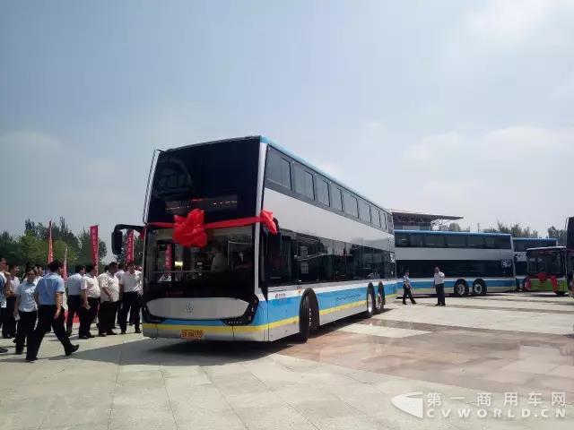 银隆双层公交车挺进北京“夏都”2.jpg