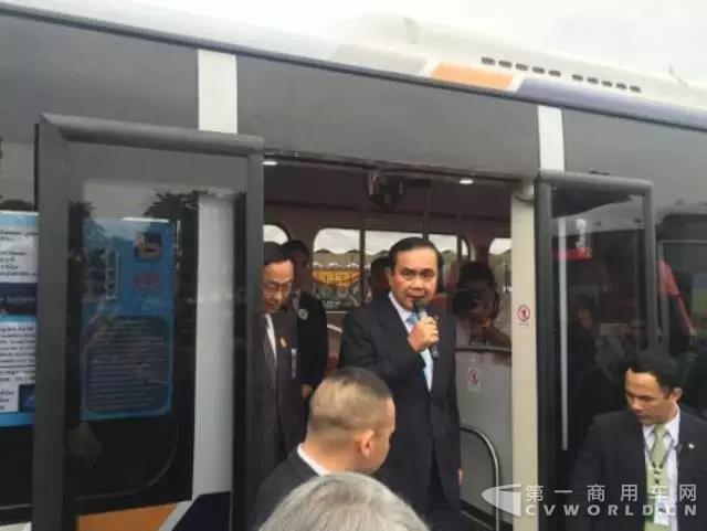 　泰国总理巴育登上比亚迪纯电动大巴 K9 并宣布将启动首批电动公交车招标.jpg