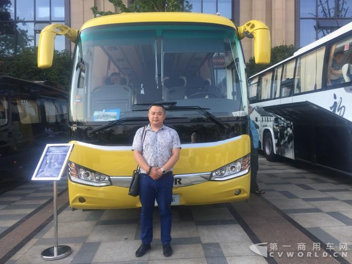 四川海韵旅行社有限公司执行董事钟华与海格海豹合影.jpg