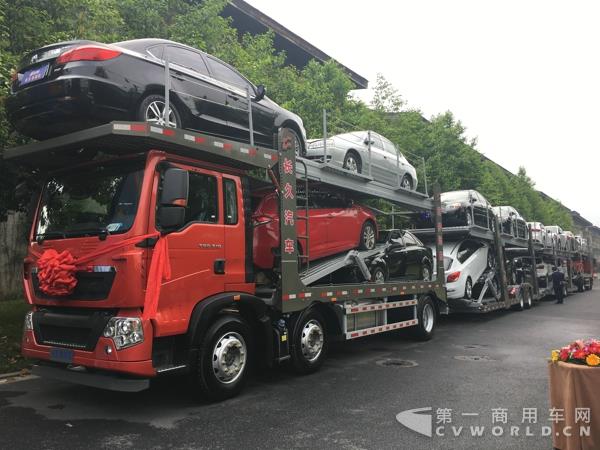 现场展示的长久中置轴轿运车新车，采用中国重汽T5G 310卡车底盘改装而成，采用空气悬架（9辆SUV）5.jpg