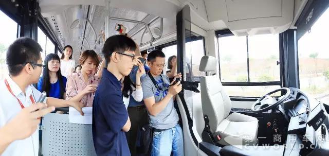 中车全球首发第三代智能驾驶客车与央媒“亲密接触”4.jpg