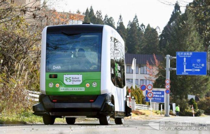 可载10人 无人驾驶巴士正式在日本上路测试1.jpg