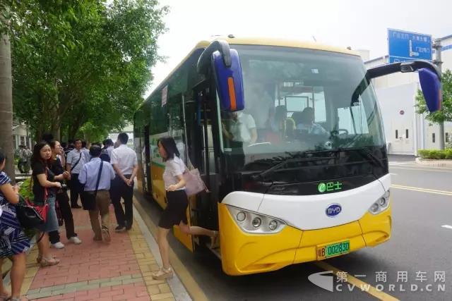 倡导绿色出行 深圳东部公交驾驶员探营比亚迪1.jpg
