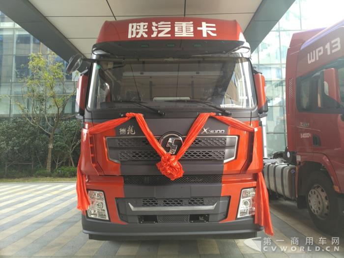 陕汽德龙X3000“黄金之星”550大马力牵引车1.jpg