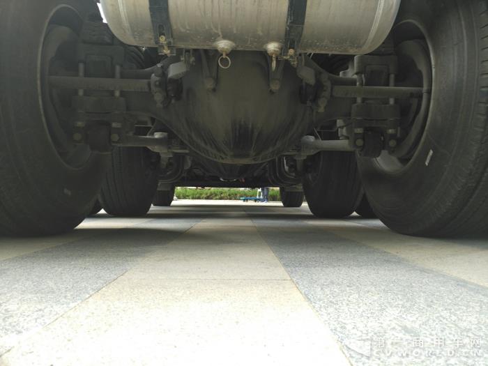 陕汽德龙X3000“黄金之星”550大马力牵引车3.jpg