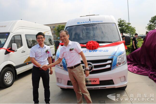 杭州市物流与采购联合会秘书长楚士昌和杭州传化公路港常务副总经理童明为福田图雅诺EV纯电动物流车新品揭幕.jpg