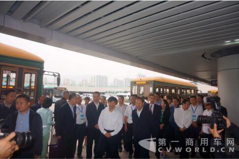 刘小明副部长认为新能源汽车推动了城市绿色出行的发展.jpg