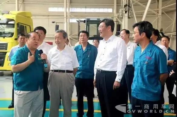 国务院副总理马凯到中国重汽视察.jpg