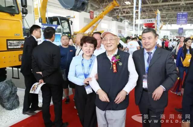 机械工业部原部长何光远参观展区并对徐工产品赞不绝口.jpg