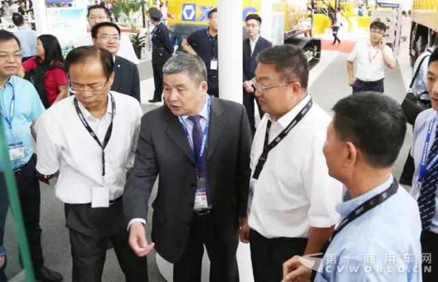 王庆祝副总裁亲自讲解徐工产品.jpg