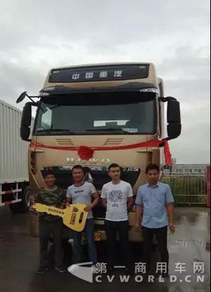 中国重汽T7H在深圳再掀抢购热潮.jpg