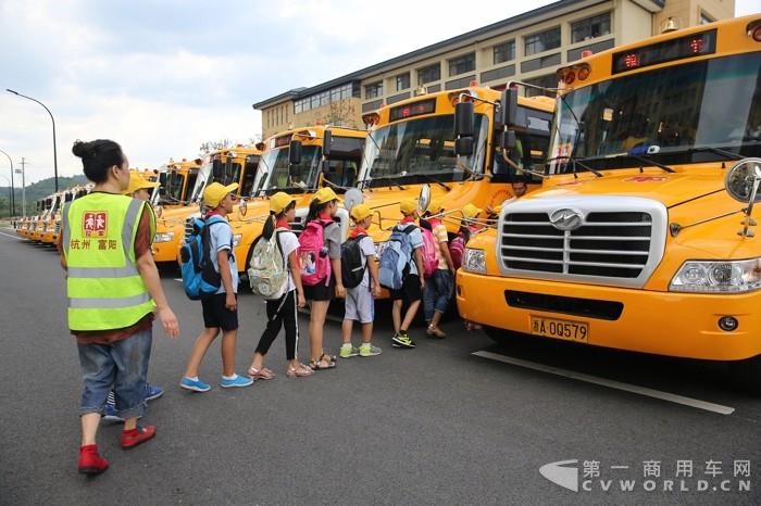 松溪小学的学生们登上海格校车.jpg