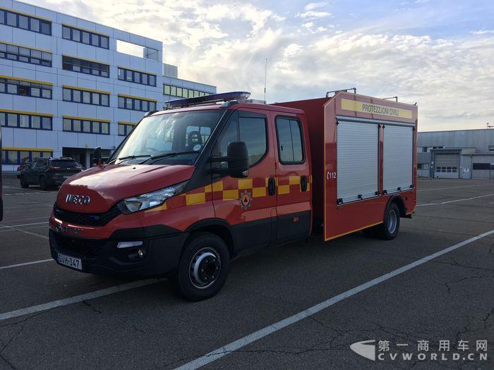 依维柯Daily改装的小型消防车.JPG