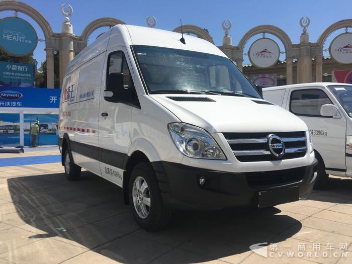 南京金龙开沃D11厢式运输车2.jpg