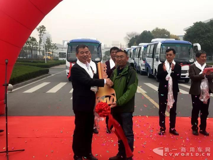 安凯客车驶上“世界屋脊”1.jpg