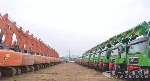 60台红岩新型环保渣土车，助力安徽省立北城医院奠基开工.jpg