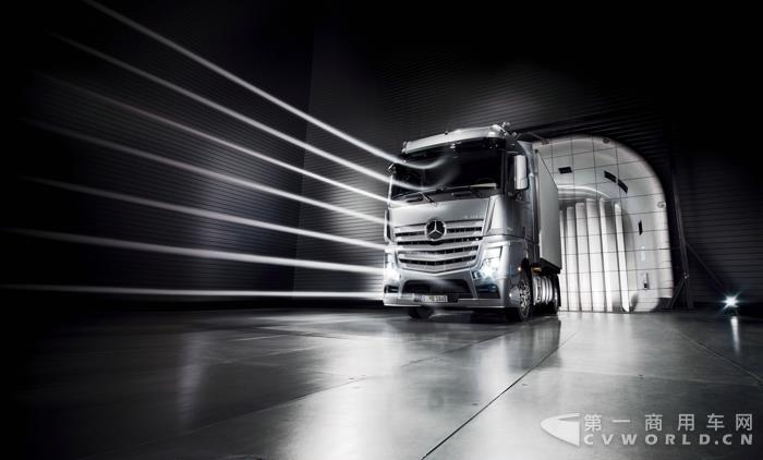 05.梅赛德斯-奔驰卡车新产品历经2600多个小时的风洞试验以达到最佳空气动力学外形.jpg