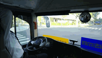 厉害了JAC！全球首批无人驾驶公交车在深圳投入运行.gif