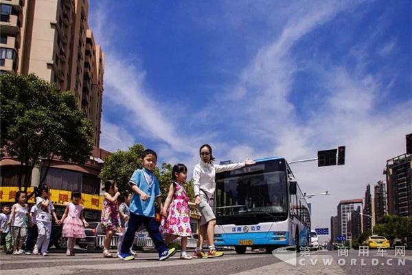 首批公交都市示范城市出炉 上海、南京入选.jpg