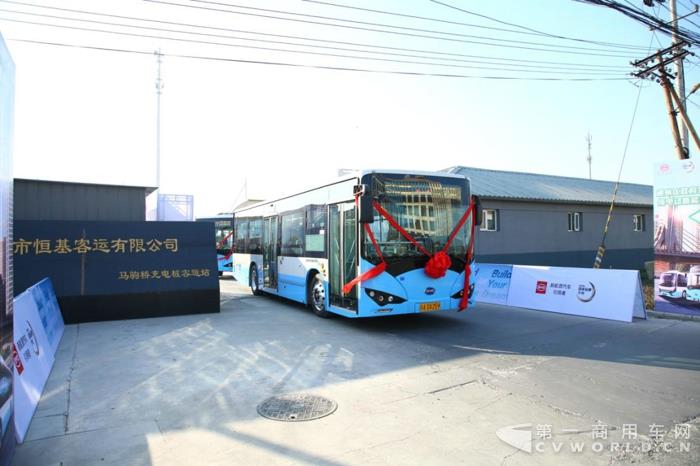 助力蓝天保卫战！比亚迪350辆纯电动公交车首次投运北京2.jpg