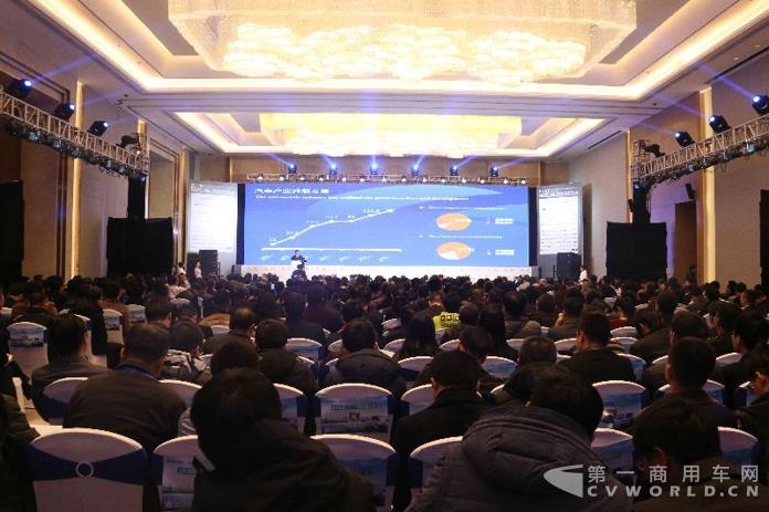 2018首届中国（成都）新能源汽车高峰论坛今日开幕.jpg
