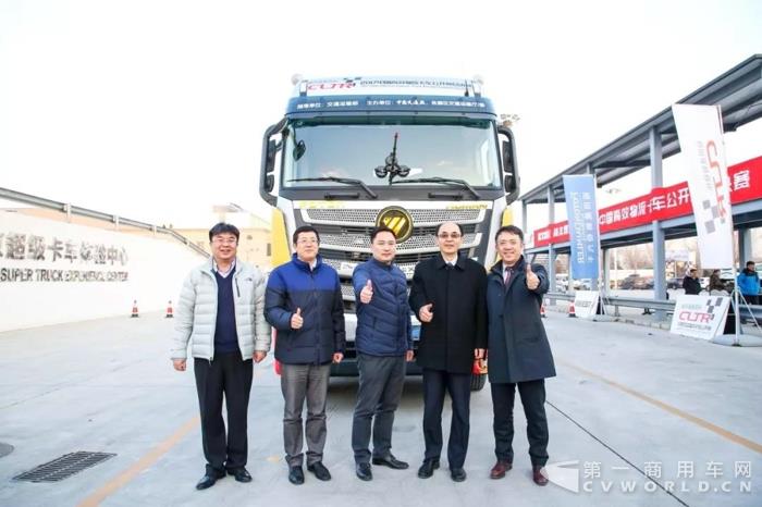 交通运输部总工程师周伟试乘欧曼EST超级卡车.jpg