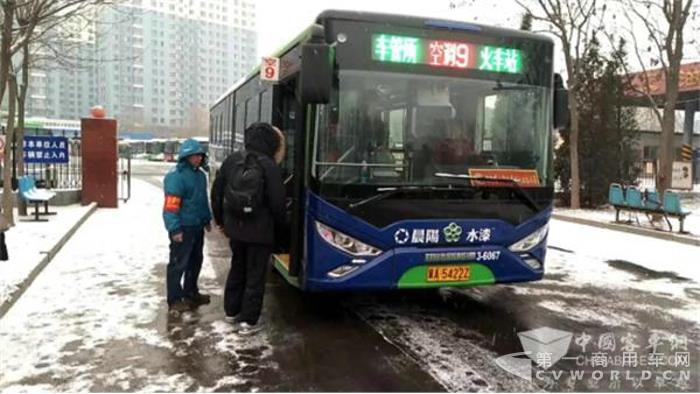 雪天交通有保障 银隆新能源公交车保市民出行1.jpg