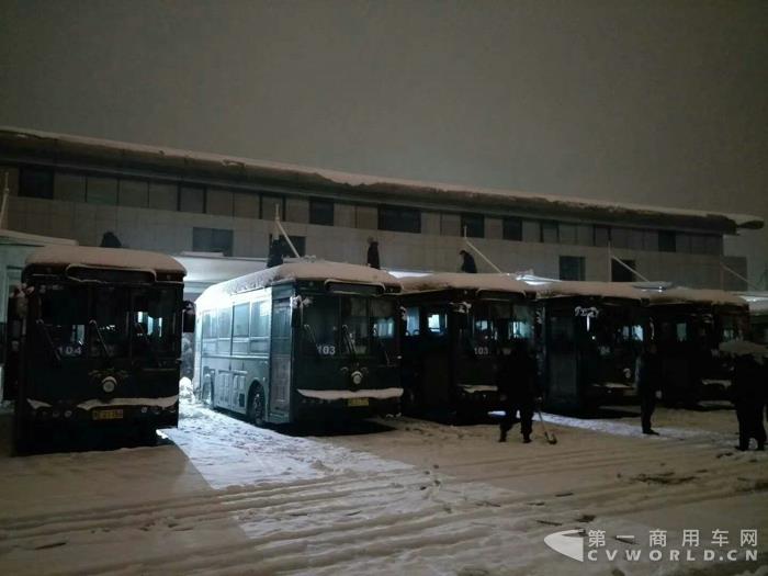 雪天交通有保障 银隆新能源公交车保市民出行2.jpg
