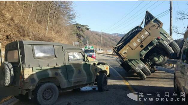 韩国1辆军用卡车被军用吉普撞翻 4名官兵受伤.jpg