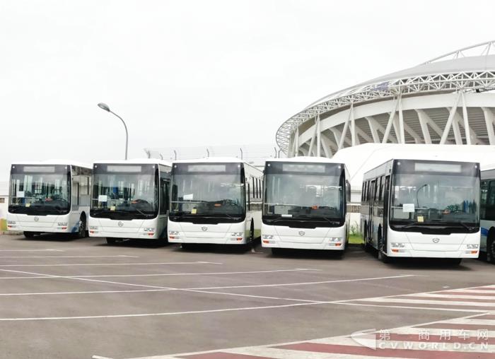 3 抵达加蓬利伯维尔的首批中国智能公交.jpg