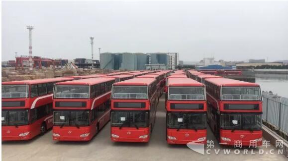 中国双层巴士首次批量出口科威特.jpg