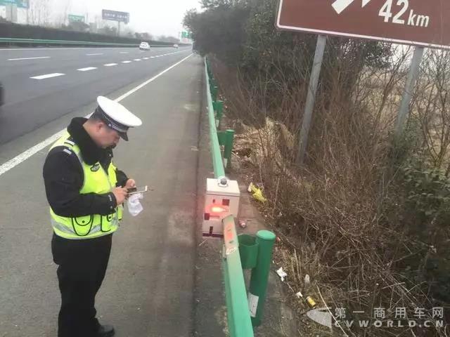卡友注意，高速交警启动巡逻神器，开工第一天就查了50辆车！.jpg