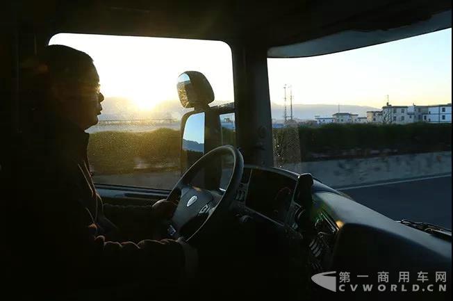 40公里下坡不踩一脚刹车！跟车斯堪尼亚G450感受云南高速2.jpg