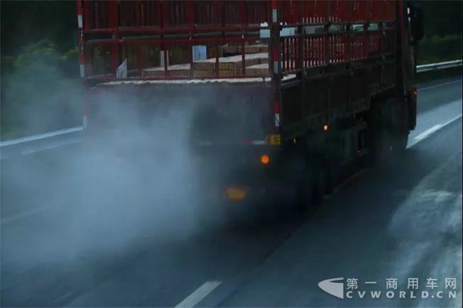 40公里下坡不踩一脚刹车！跟车斯堪尼亚G450感受云南高速5.jpg