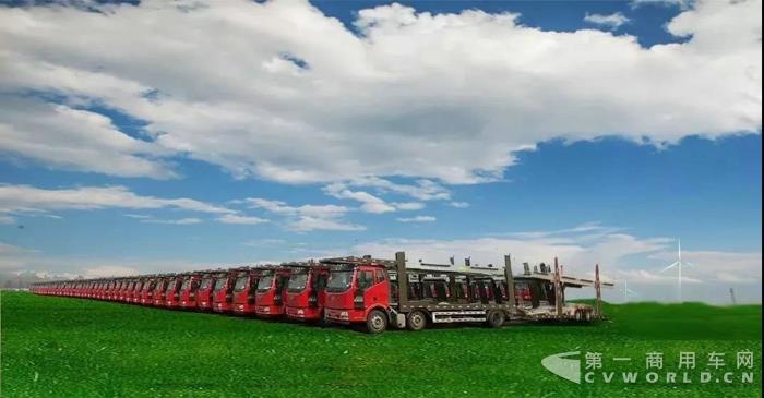 成都丰华运业有限公司----首批长久(滁州)中置轴轿运车交车2.jpg