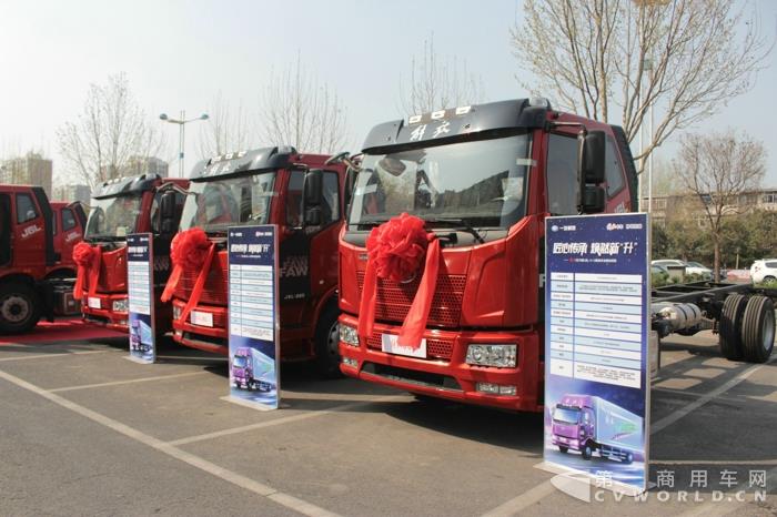 一汽解放2018款J6L 4×2载货车 (3).jpg